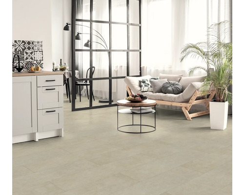 Pièce à vivre lumineuse avec sol vinyle façon planches, canapé, table et plante d''intérieur