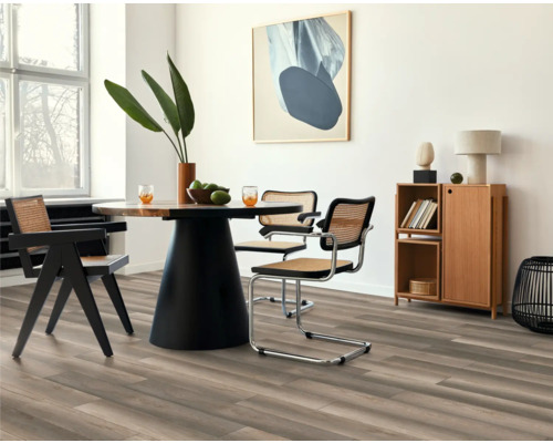 Heller Essbereich mit Holzboden, Esstisch mit Stühlen und Sideboard.