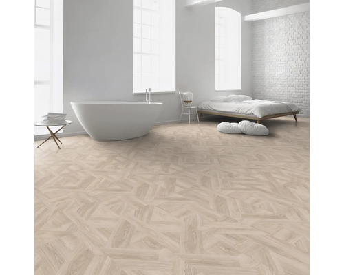 Heller Raum mit freistehender Badewanne, Bett und Holzboden in Fischgrätmuster