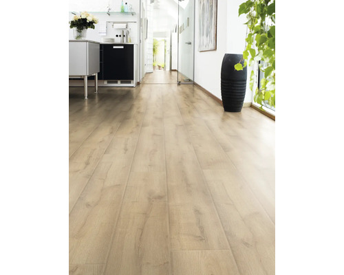 Heller Laminatboden in einem Flur