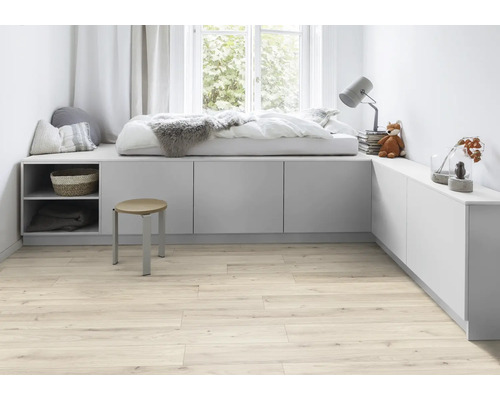 Heller Raum mit Holzfussboden, Sitzgelegenheit am Fenster und Hocker