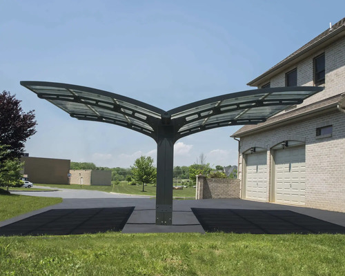 Freistehendes Carport aus Metall vor einem Haus