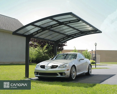 Carport mit Auto auf einer Einfahrt
