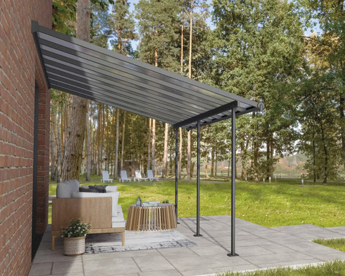 Terrassenüberdachung mit Möbeln auf einer Terrasse