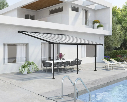 Terrasse avec toit de terrasse, table et chaises à côté d''une piscine