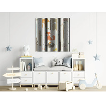 Kinderzimmer mit Tier-Wandbild, weissem Schrank, Spielzeug und Dekoration