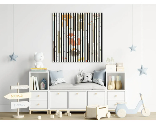 Chambre d''enfant avec peinture murale d''animaux, armoire blanche, jouets et décoration