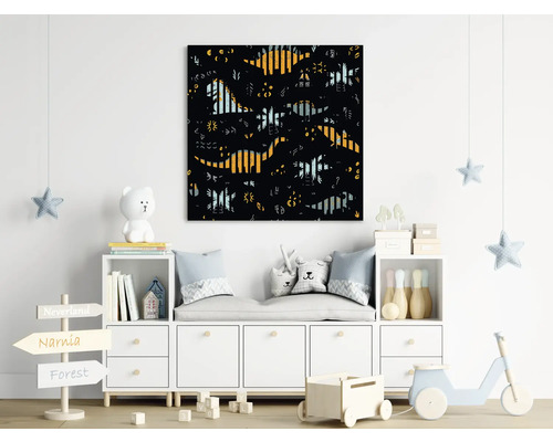 Chambre d''enfant décorative avec une œuvre murale sur le thème des dinosaures au-dessus d''un meuble de rangement.