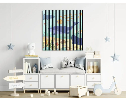 Chambre d''enfant avec peinture murale, meuble bas, jouets et décorations