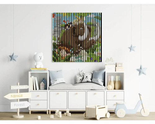 Chambre d''enfant décorative avec une peinture murale à rayures.