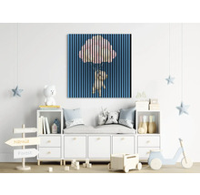 Chambre d''enfant avec une toile représentant un ours sur un ballon, commode, décoration et jouets.