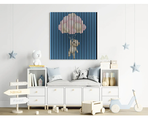 Chambre d''enfant avec une toile représentant un ours sur un ballon, commode, décoration et jouets.