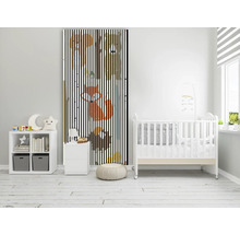 Chambre d''enfant avec lit de bébé, étagère et poster de porte avec motif d''animaux de la forêt
