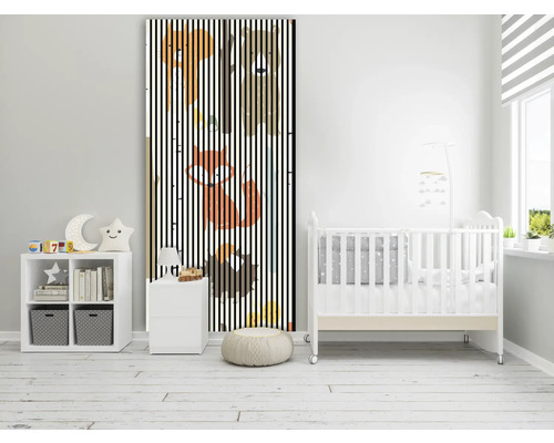 Chambre d''enfant avec lit de bébé, étagère et poster de porte avec motif d''animaux de la forêt