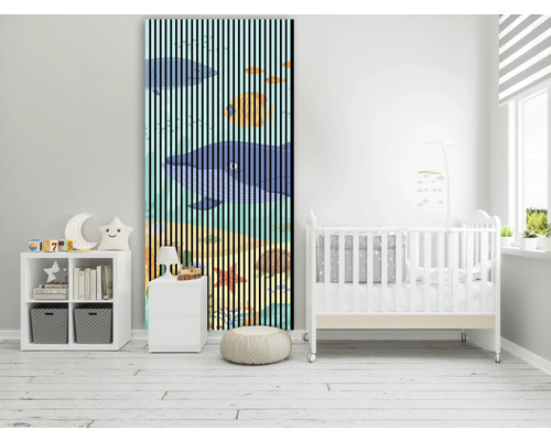 Chambre avec porte coulissante à motif de poissons, étagère et lit de bébé