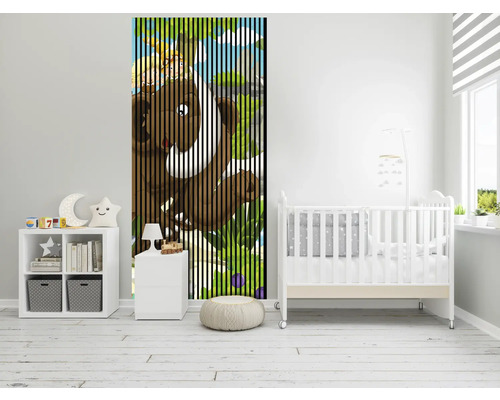 Chambre d''enfant avec affiche de porte représentant un ours et un autre personnage
