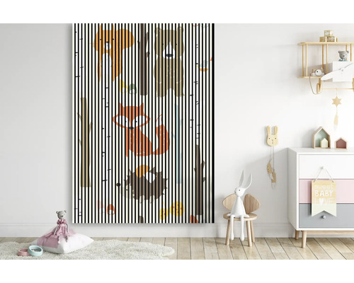 Chambre d''enfant avec une peinture murale représentant des animaux de la forêt derrière des rayures noires
