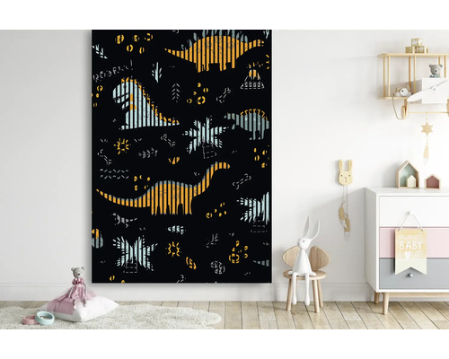 Toile décorative pour chambre d''enfant avec motif de dinosaure dans une chambre d''enfant lumineuse.