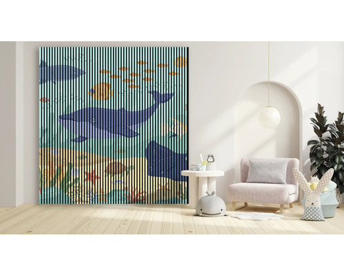 Mur à lamelles décoratif avec motif sous-marin dans une chambre d''enfant
