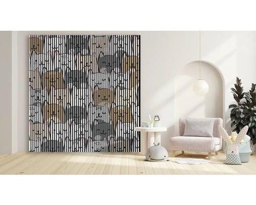 Store décoratif avec motif de lapin et rayures dans une pièce lumineuse.