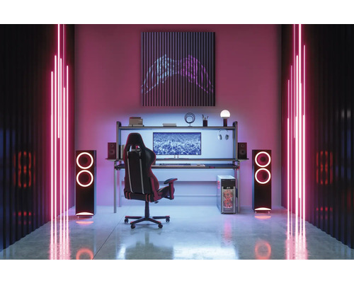 Configuration d''une salle de jeu avec bureau, chaise, haut-parleurs et éclairage LED