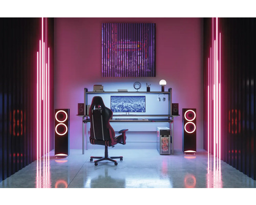 Salle de jeux moderne avec bureau, chaise, haut-parleurs et éclairage néon