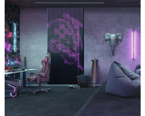 Salle de jeux moderne avec chaise de jeu, bureau, éclairage néon et décorations.