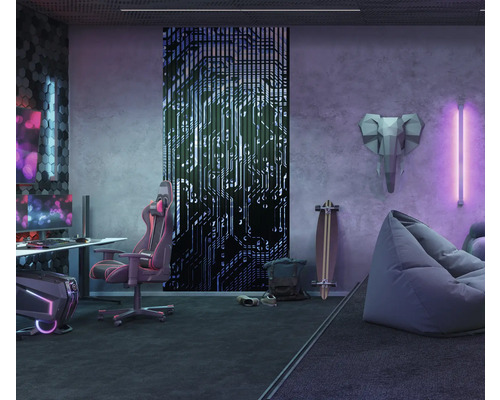 Salle de jeux avec bureau, chaise de gaming, décorations et éclairage indirect