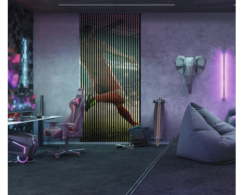 Chambre moderne avec bureau, chaise de jeu, pouf et décoration murale