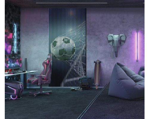 Salle de jeu avec bureau, chaise, pouf et éléments décoratifs