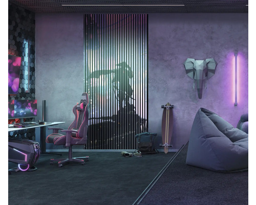 Salle de jeu avec bureau, chaise, pouf, skateboard et décoration murale