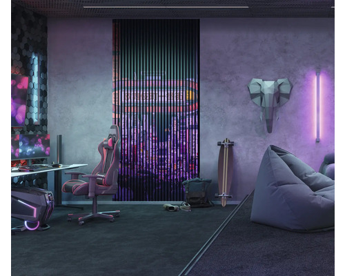 Salle de jeux avec bureau, chaise de jeu, pouf et éléments décoratifs