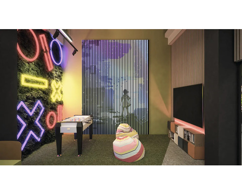 Une salle de jeux avec un mur rempli de symboles, un baby-foot et des poufs.