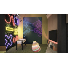 Salle de jeux avec baby-foot, pouf, télévision et décoration murale