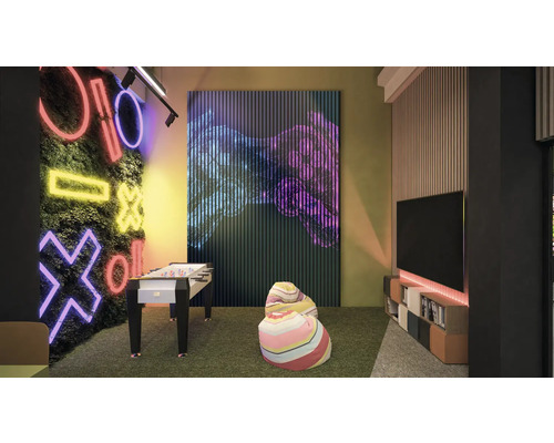 Salle de jeux avec baby-foot, pouf, télévision et décoration murale