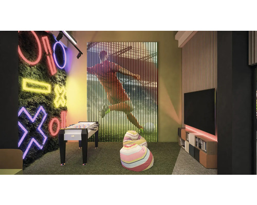 Salle de jeux avec baby-foot, télévision et décoration murale