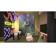 Salle de jeux avec baby-foot, décoration murale et poufs