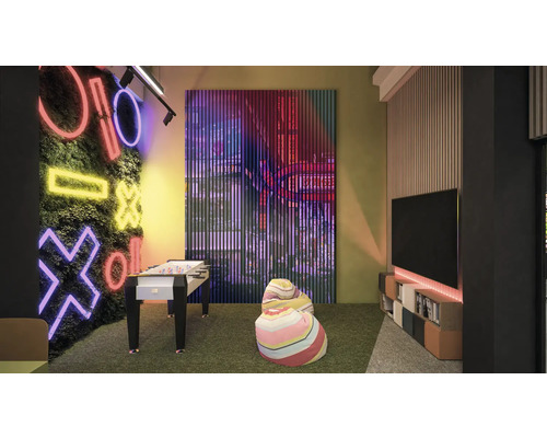 Salle de jeux avec baby-foot, poufs, télévision et décorations murales.