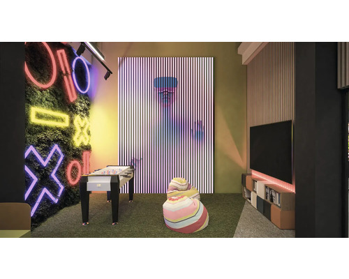 Salle de jeux avec baby-foot, poufs, télévision et décorations murales