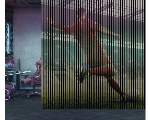 Scène d''intérieur avec une salle de jeu et un rideau coulissant avec un motif de football