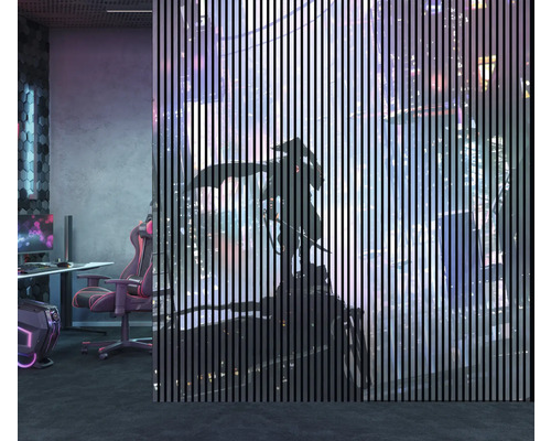 Pièce avec chaise de jeu et rideau à lamelles