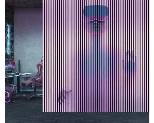 Aménagement d''une salle de jeux avec chaise de jeu, bureau et PC ainsi qu''une personne avec des lunettes de réalité virtuelle derrière un mur de lamelles