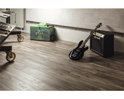 Boden mit Holzdekor, schwarzer Bass und Marshall Logo Verstärker