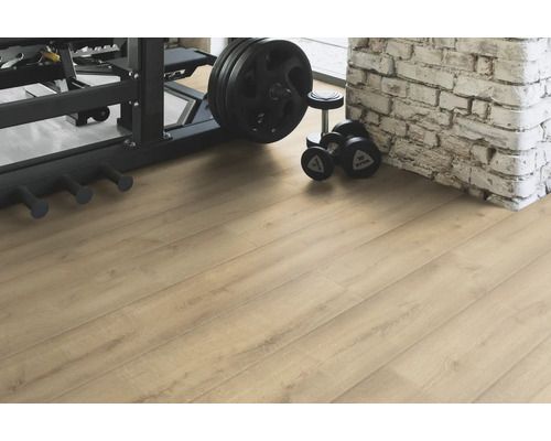 Heller Holzboden in einem Fitnessraum mit Hanteln und Trainingsgeräten