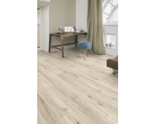 Heller Holzboden in einem hellen Raum mit Schminktisch und Fenster