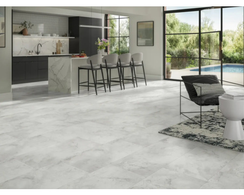 Espace de vie lumineux avec carrelage en marbre, îlot de cuisine et sièges