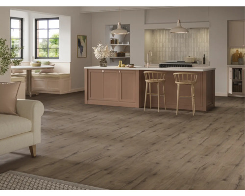 Espace de vie lumineux avec parquet, îlot de cuisine et sièges près de la fenêtre