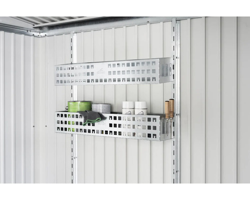 Panier pour étagère biohort 2 pièces 72 x 16 cm Deux étagères métalliques avec des accessoires de jardin sur un mur