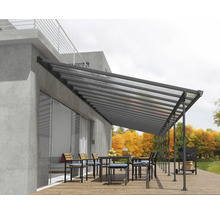 Terrassenüberdachung mit Tisch und Stühlen auf einer Terrasse