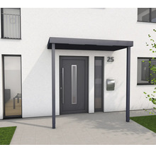 Eingangsbereich eines Hauses mit einem Vordach über der Tür